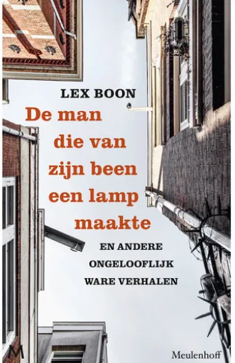 De man die van zijn been een lamp maakte
