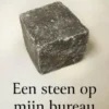 Een steen op mijn bureau