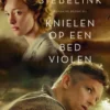Knielen op een bed violen