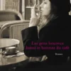 Les gens heureux lisent et boivent du café